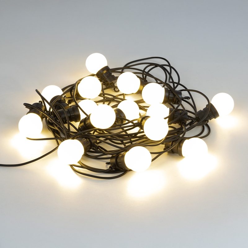 Eine Lichterkette mit vielen leuchtenden, weißen Glühbirnen.